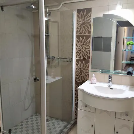 Indira Vendeghaz Apartment *