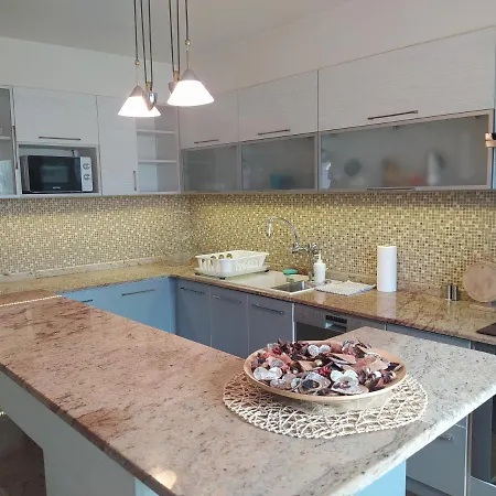 Indira Vendeghaz Apartmán *