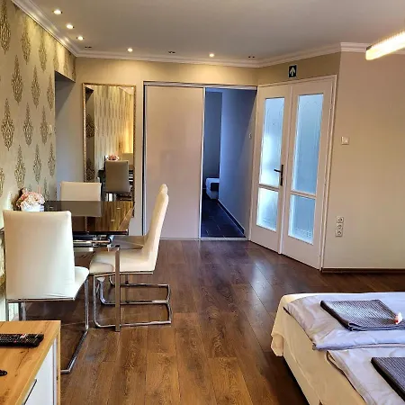 Indira Vendeghaz Apartment *