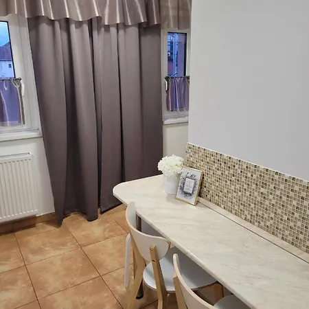 Indira Vendeghaz Apartment *